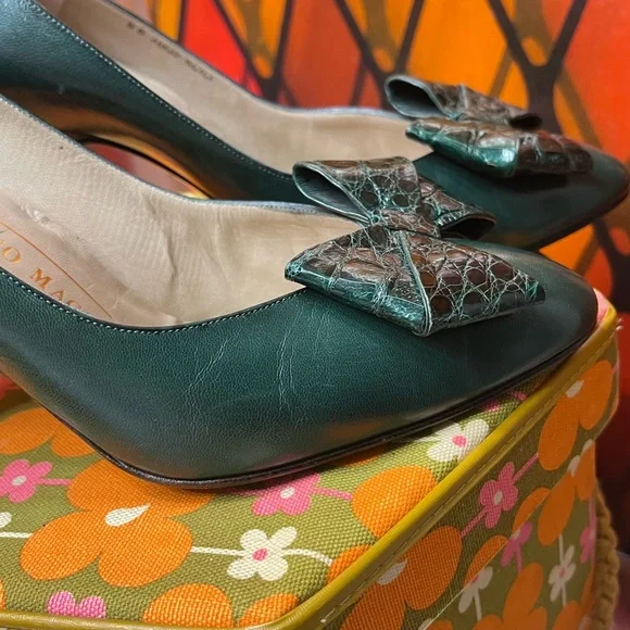 Vintage 1980’s Bruno Magli Size 8 Green Leather Heels with Croc Bow - Picture 4 of 17